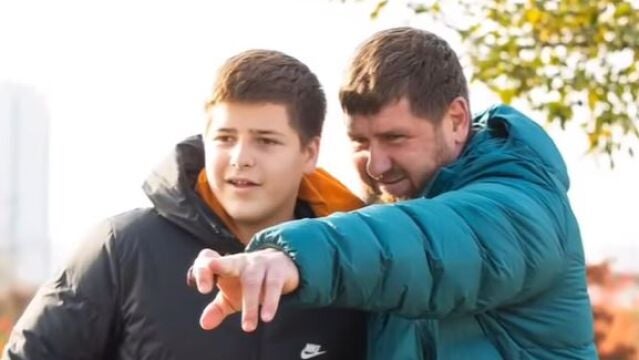 Adam, el adolescente de 15 años que deberá velar por la seguridad de su padre, el presidente checheno Ramzan Kadyrov