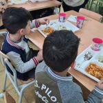 Niños en un comedor escolar 