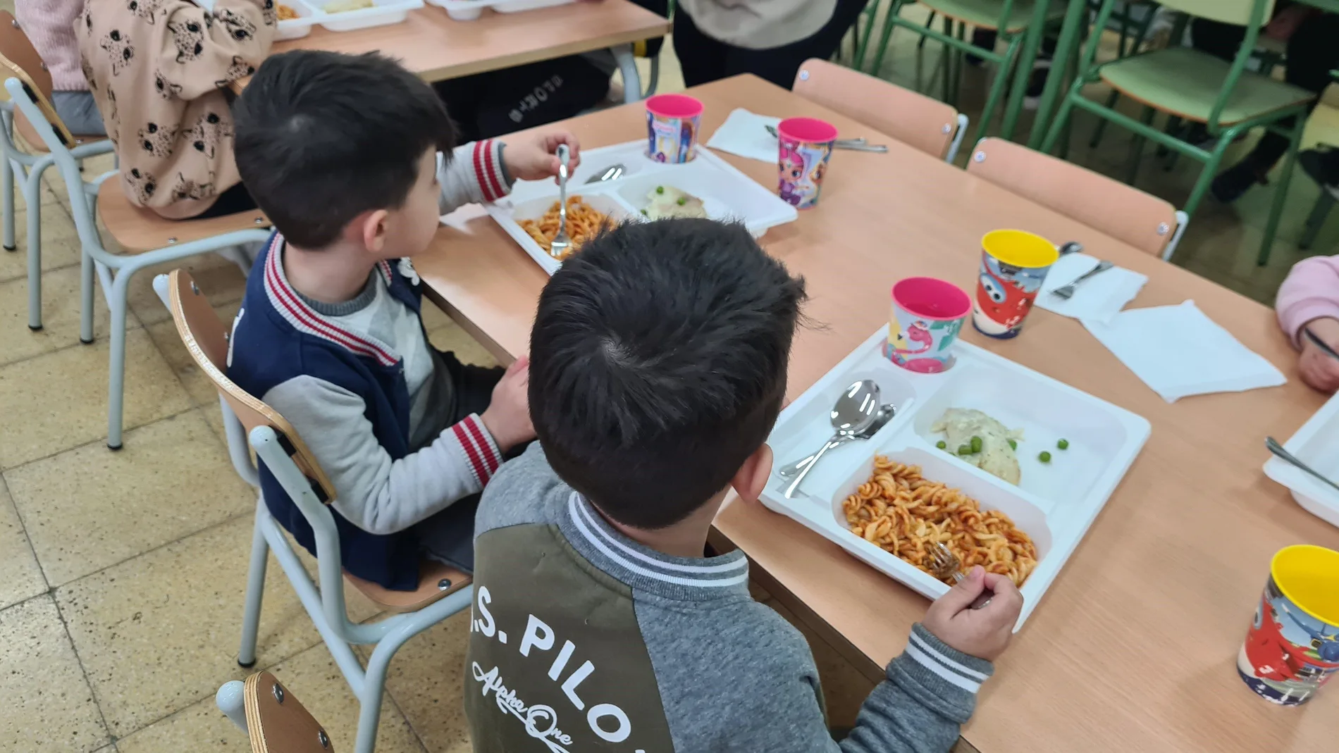 Niños en un comedor escolar