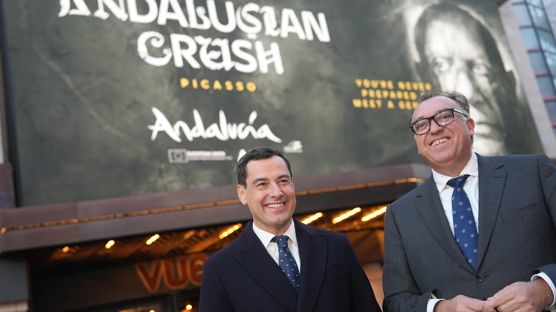 El presidente de la Junta y el consejero de Turismo en la presentación de la campaña «Andalusian Crush» en Leicester Square (Londres)