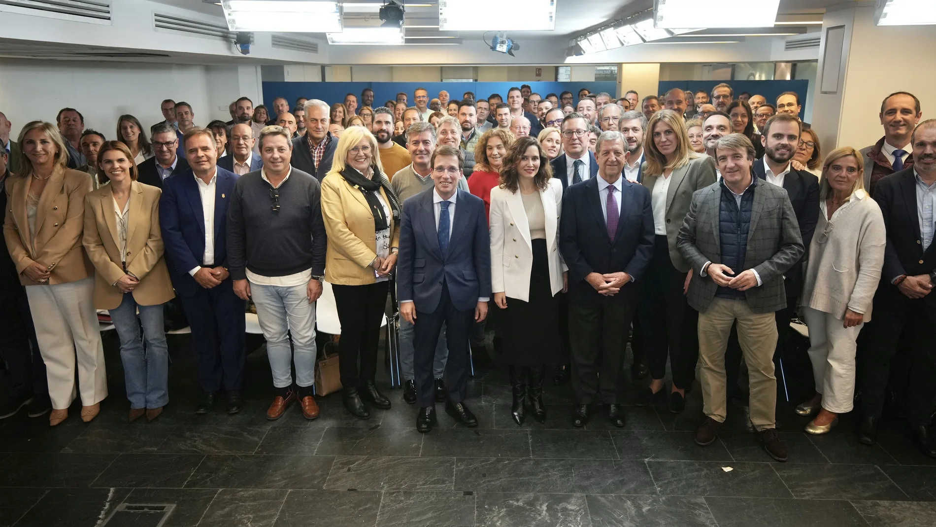 La presidenta regional, Isabel Díaz Ayuso, con los alcaldes del PP de la Comunidad de Madrid en Génova, donde se celebró el primer comité de regidores