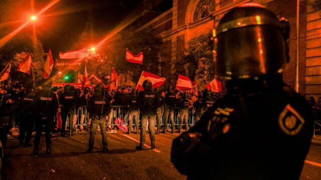 Un amplio dispositivo policial corta la calle Ferraz para evitar el acceso de manifestantes a la sede del PSOE