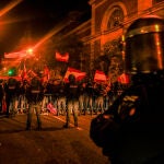 Un amplio dispositivo policial corta la calle Ferraz para evitar el acceso de manifestantes a la sede del PSOE