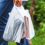 Un viajero critica el uso de bolsas de plástico en Estados Unidos: "Me siento ridículo"