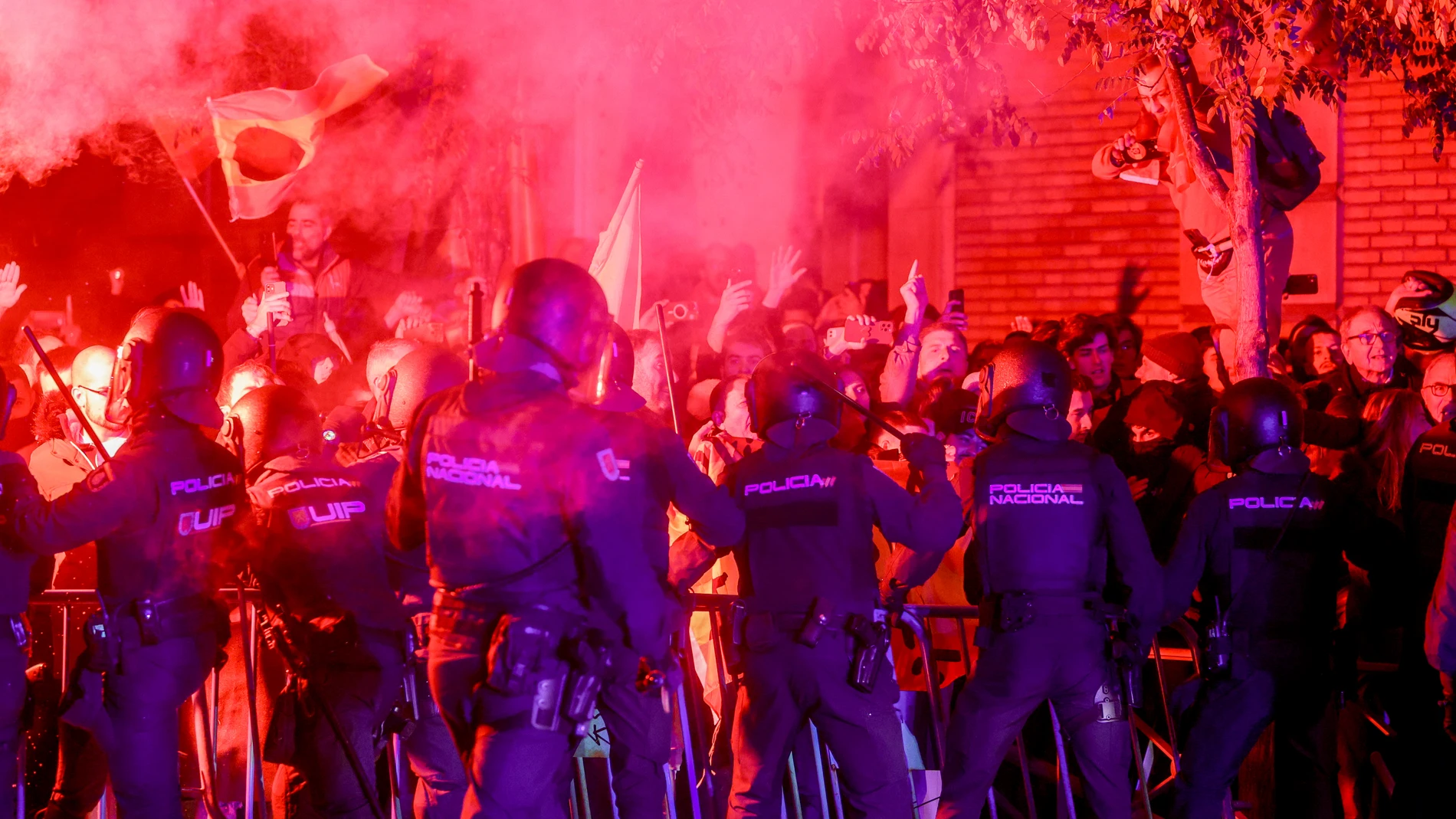 La Policía carga contra los manifestantes durante una concentración en contra de la amnistía, frente a la sede del PSOE en la calle Ferraz, a 6 de noviembre de 2023, en Madrid (España). Los manifestantes se han mostrado opuestos al pacto de los socialistas con ERC que incluye, entre otras medidas, una ley de amnistía que favorecería a los procesados del 'procés' catalán, el traspaso de las competencias de Rodalíes o la condonación de hasta 15.000 millones de euros de deuda del Fondo de Liquid...