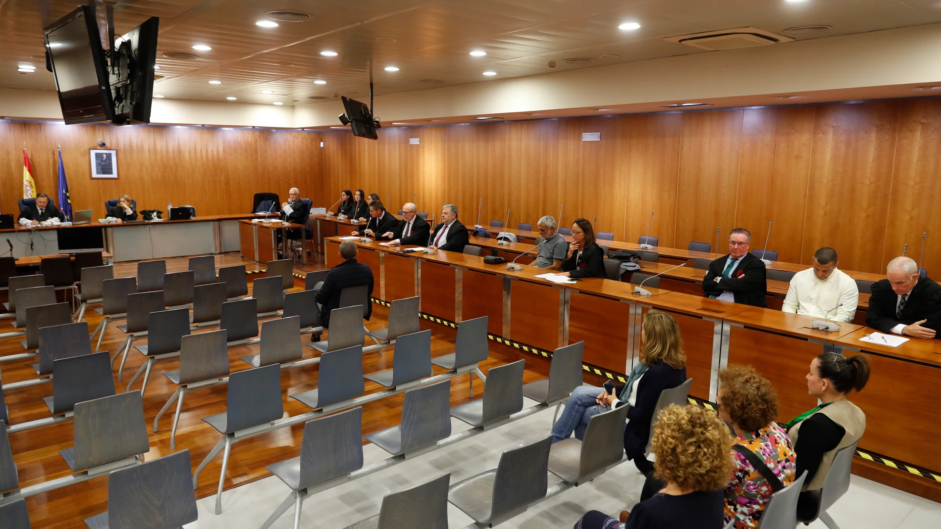 MÁLAGA, 07/11/2023.- Momento del veredicto del juicio que se está celebrando, quince años y medio después, del crimen de Lucía Garrido, que fue hallada flotando, con golpes y un corte en la yugular, en la piscina de su finca "Los Naranjos", en Alhaurín de la Torre (Málaga) en 2008, y donde un jurado popular ha declarado culpables al exmarido y al presunto sicario, este martes en Málaga.EFE/Jorge Zapata
