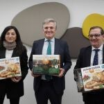 Alfonso Jiménez, entre María Eugenia Clemente y Narciso Prieto, tras presentar la iniciativa