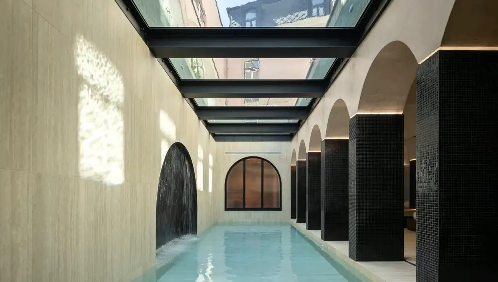 Espectacular fusión visual, gracias a un gran trabajo arquitectónico, entre la piscina exterior y el spa. 