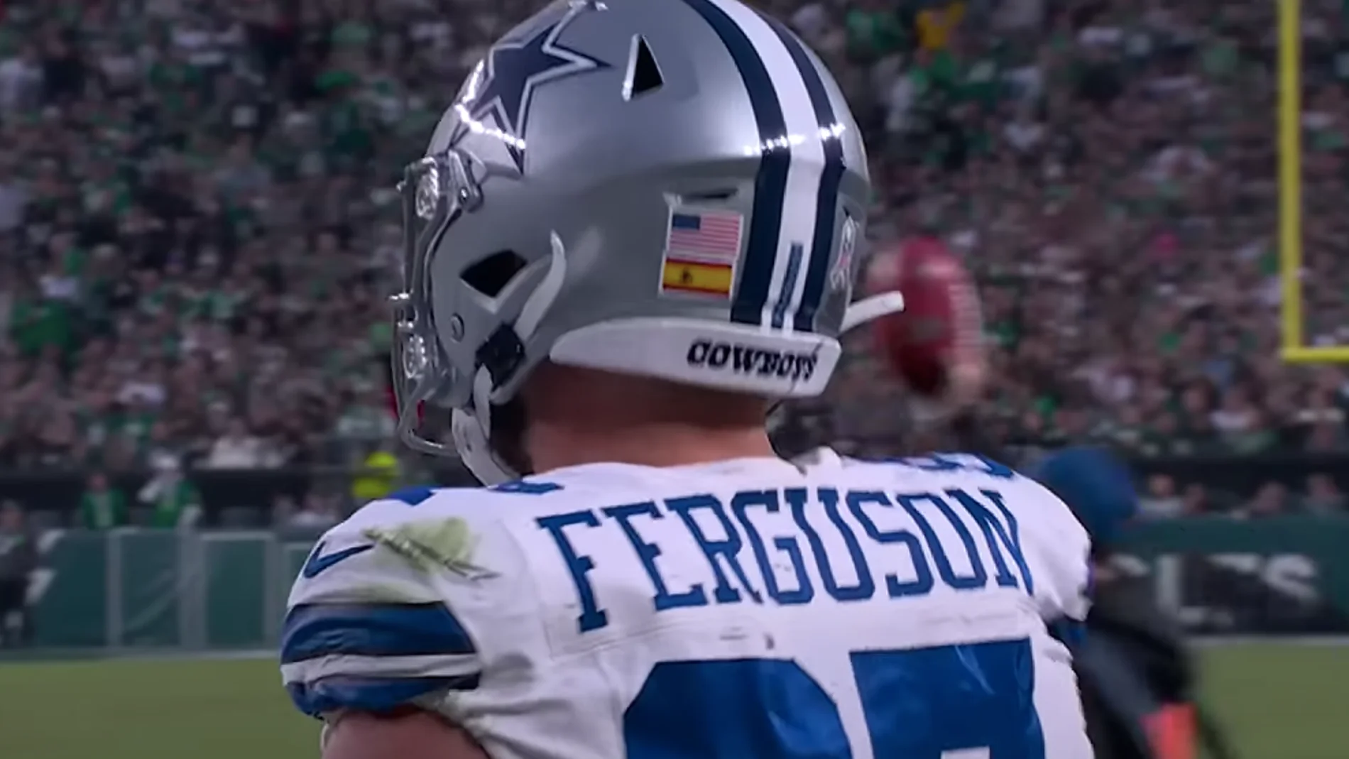 Jake Ferguson: el jugador de la NFL que lleva en su casco la bandera española
