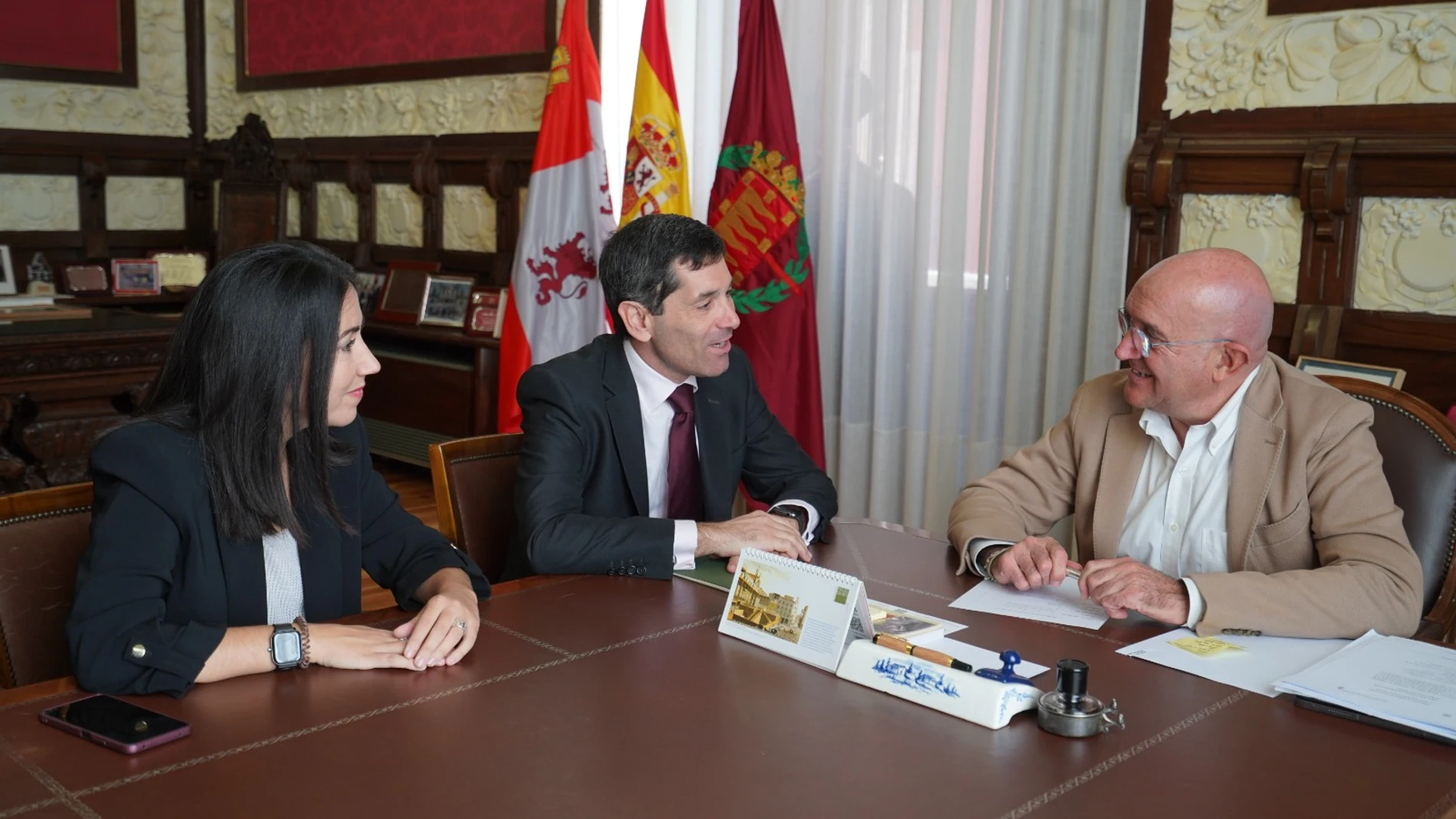Carnero durante la reunión con Francisco Hevia y Susana Aguado