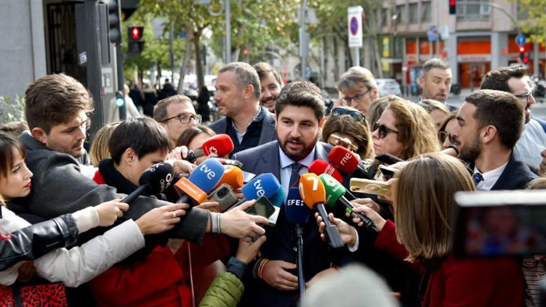 El presidente murciano, Fernando López Miras, en un contacto con los medios de comunicación