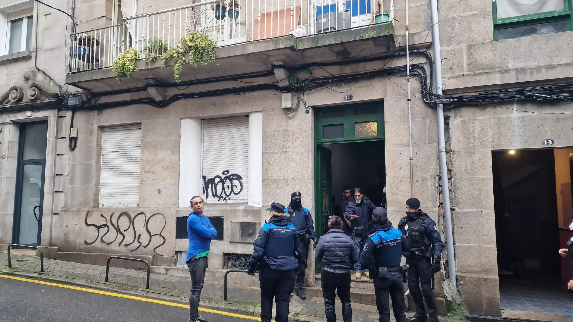 Localizado un cadáver en el número 13 de la calle Fisterra de Vigo, momentos antes de que se realice el desalojo forzoso del edificio, que presenta deficiencias en la instalación eléctrica.EUROPA PRESS08/11/2023