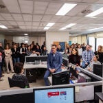 El secretario general del PSOE y presidente del gobierno en funciones, Pedro Sánchez, ha mantenido una reunión con las trabajadoras y trabajadores del PSOE en la sede de Ferraz