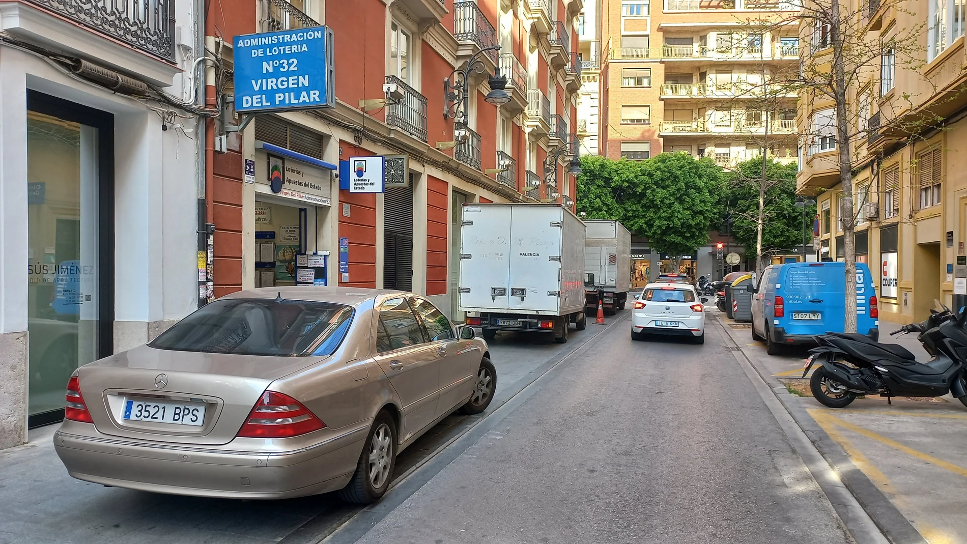 Coches y camiones aparcados sobre la acera en la calle Pizarro