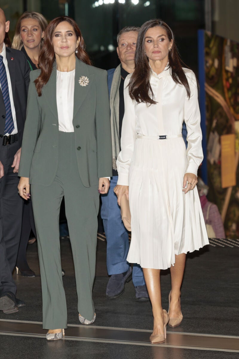 La Reina Letizia con look blanco.