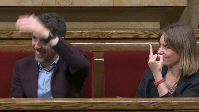 La líder de los Comunes, Jéssica Albiach, en el momento de la peineta junto al diputado David Cid