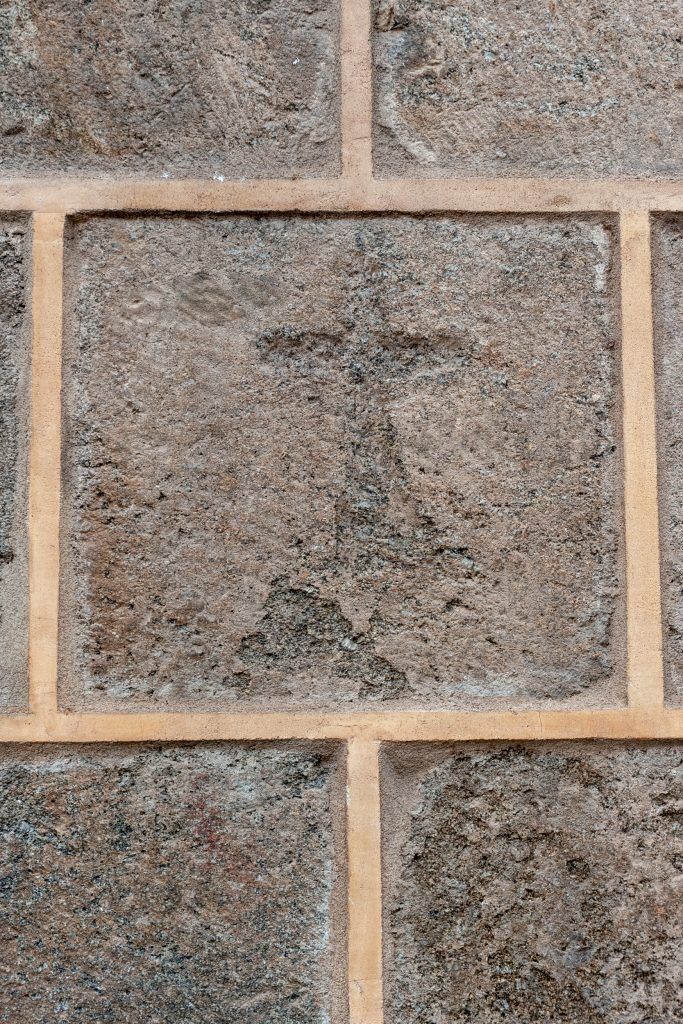 Cruz tumularia tallada en piedra en las calles de Toledo