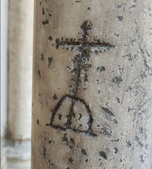 Las cruces tumularias deben estar compuestas por una cruz y un túmulo que puede tener distintas formas