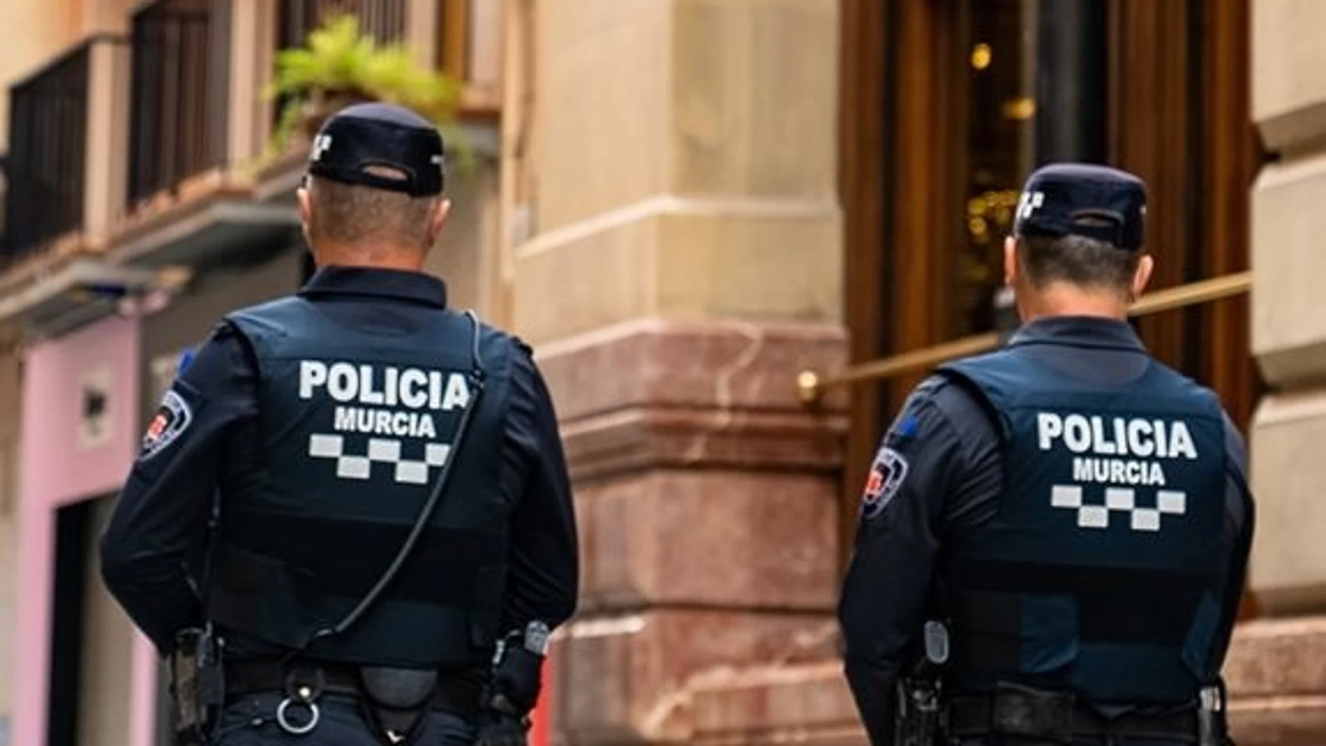 Imagen de archivo de dos agentes de Policía Local de Murcia AYUNTAMIENTO DE MURCIA 08/11/2023