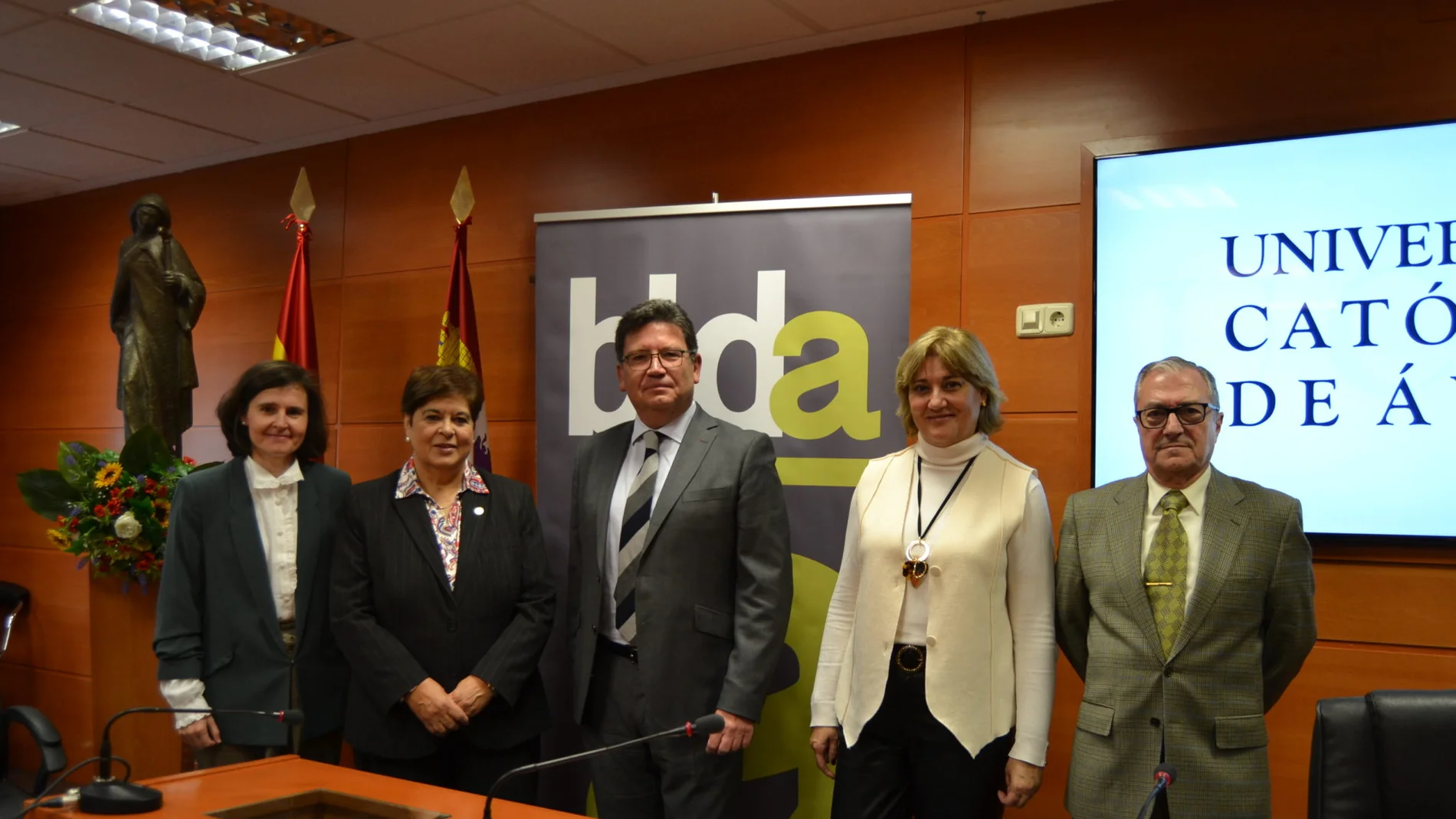 La rectora Sáez Yuguero con los responsables de Bidafarma