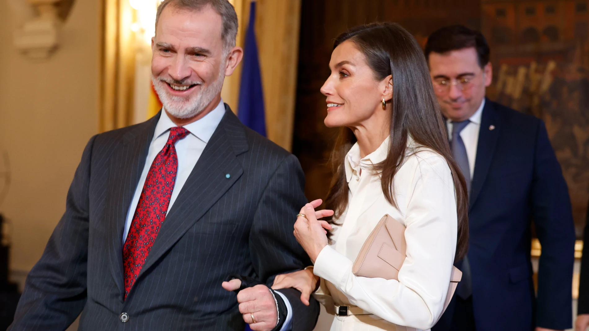 -FOTODELDIA- COPENHAGUE, 08/11/2023.- El rey Felipe, junto a la reina Letizia, durante la recepción ofrecida a la colectividad española de Dinamarca, este miércoles en Copenhague, en el último día de la visita oficial que los Reyes de España realizan a Dinamarca. EFE/ Juanjo Martín