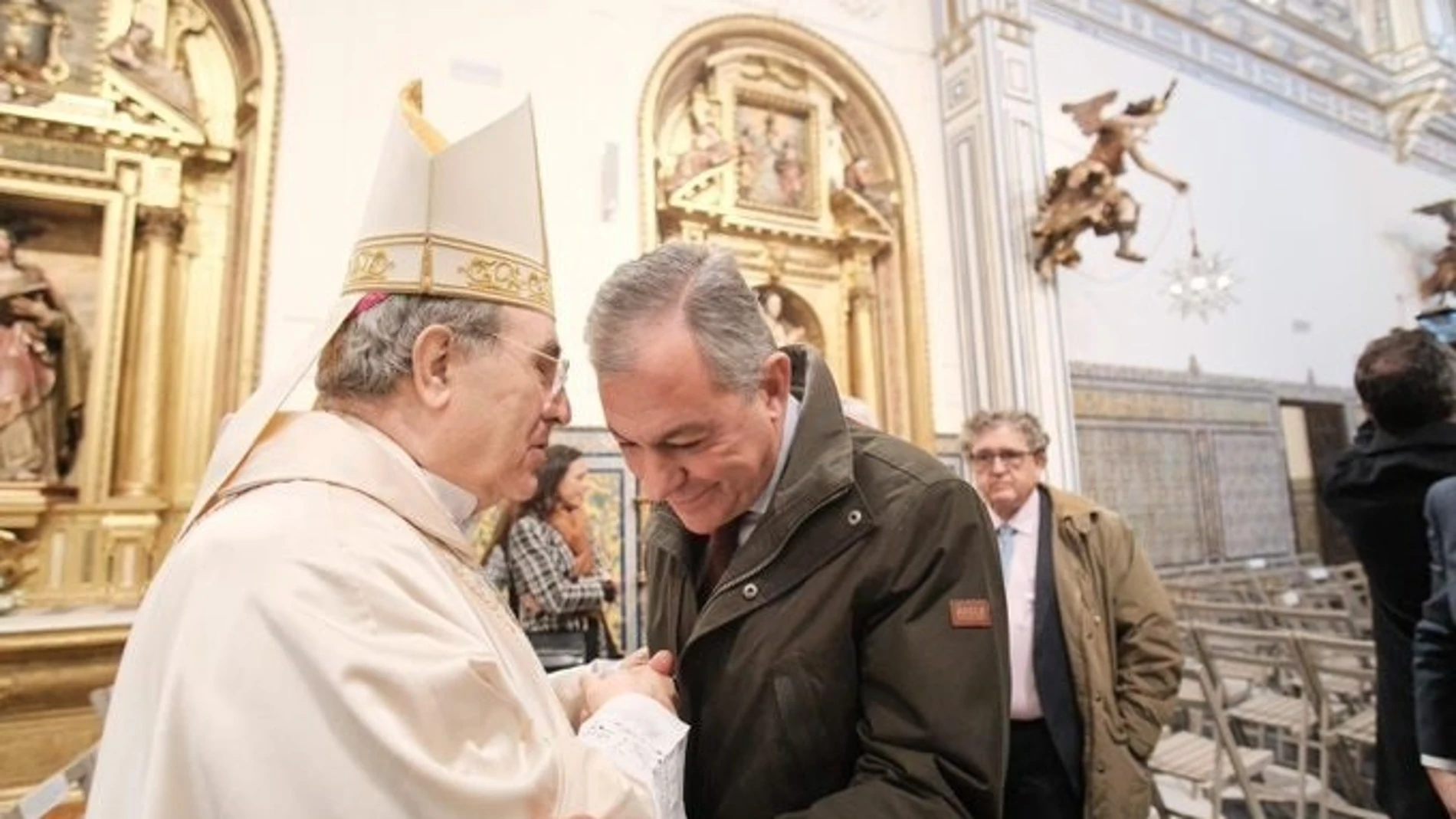 El arzobispo emérito de Sevilla, Juan José Asenjo, con el alcalde de la ciudad, José Luis Sanz.AYUNTAMIENTO DE SEVILLA08/11/2023