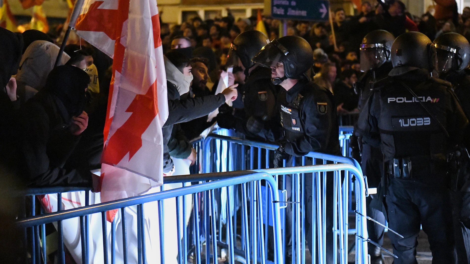Decenas de manifestantes con banderas se enfrentan a la Policía, durante una concentración en contra de la amnistía, frente a la sede del PSOE en la calle Ferraz, a 7 de noviembre de 2023, en Madrid (España). Los manifestantes se han mostrado opuestos al pacto de los socialistas con ERC que incluye, entre otras medidas, una ley de amnistía que favorecería a los procesados del 'procés' catalán, el traspaso de las competencias de Rodalíes o la condonación de hasta 15.000 millones de euros de de...