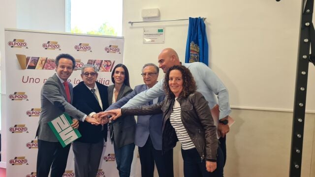 De izq. a dcha, Alberto González-Costea, presidente de la Fundación Never Surrender; José Fuertes, consejero delegado de El Pozo Alimentación; Toni Sibina, concejal de Deportes; y Eulalia Salas, concejal de Salud