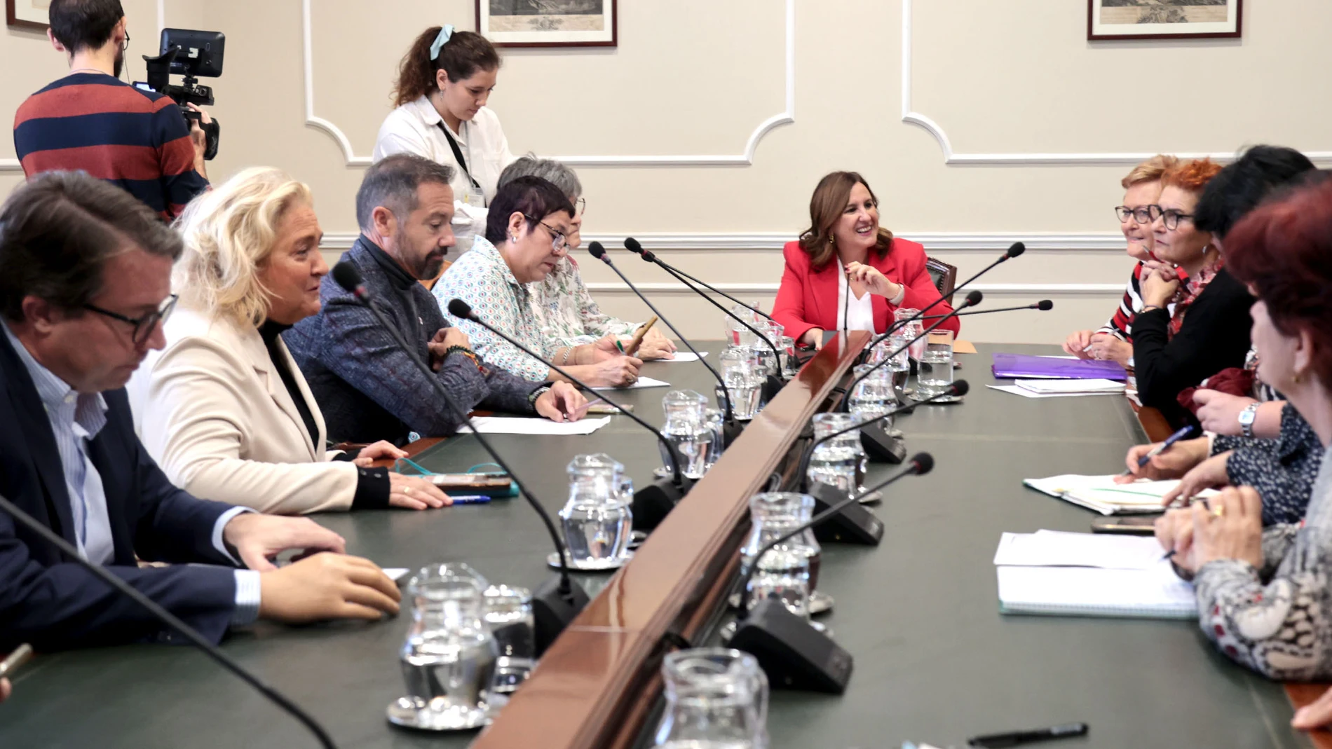 La alcaldesa preside la reunión de la mesa interconcejalias con los vecinos del barrio de Orriols 