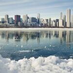 Chicago en invierno con el agua congelada
