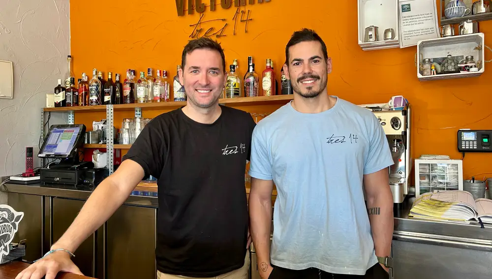 Eric Guibet (i), gerente del Tres14 Tapas & Café, un establecimiento de restauración del municipio malagueño de Torremolinos, y Mario Galán (d), camarero