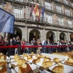 Porciones de la Corona de la Almudena en la Plaza Mayor