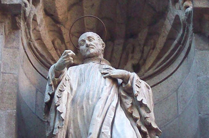 Estatua de San Andrés Avelino en la fachada de la iglesia de san Cayetano de Madrid