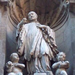Estatua de San Andrés Avelino en la fachada de la iglesia de san Cayetano de Madrid