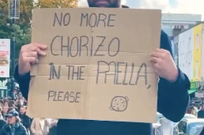 Un valenciano reivindica la autenticidad de la paella en Londres: "No more chorizo in the paella please"