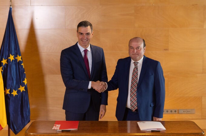 Sánchez y Ortuzar (PNV) firman un acuerdo para la investidura