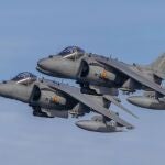 Dos aviones Harrier AV8B, dentro de las maniobras operativas Neptune Strike 23-3 de OTAN, que se están realizando este miércoles en las proximidades de La Algameca (Cartagena) en la que participa el buque de asalto anfibio Castilla, un batallón reforzado de desembarco del tercio de la Armada, dos aviones Harrier AV8B y dos helicópteros Morsa SH60F de la 5ª escuadrilla.