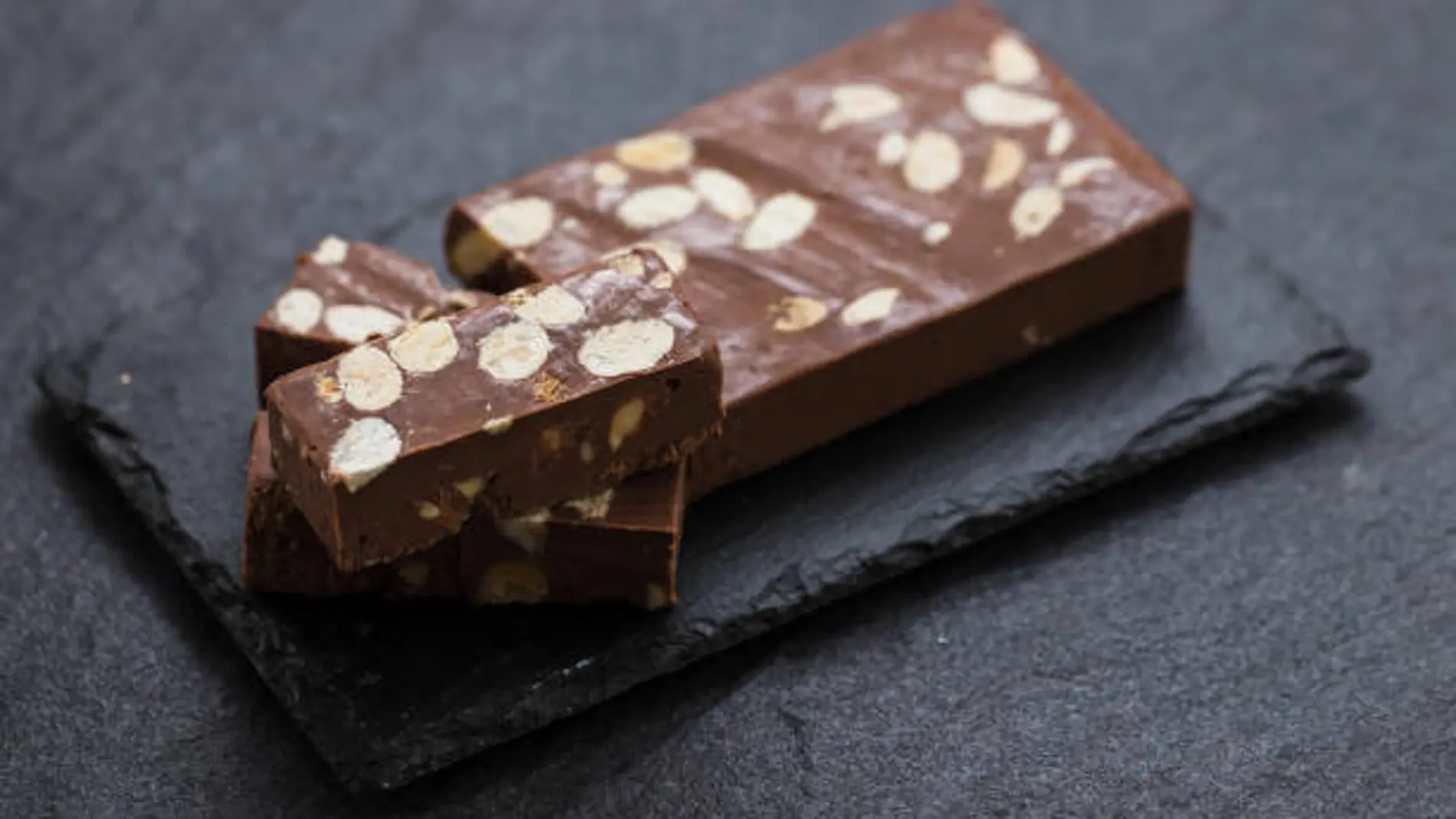 Turrón de chocolate con avellanas