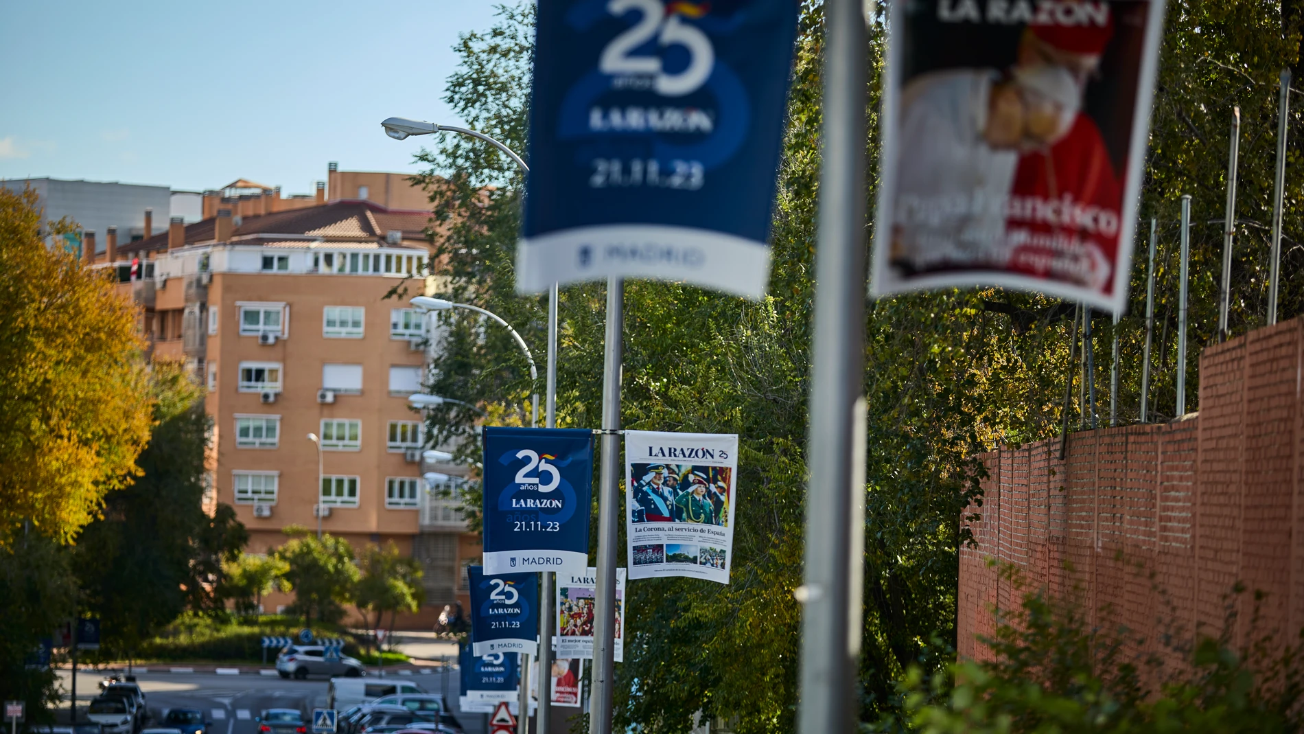 Banderolas y carteles del 25 aniversario de La Razón en las farolas del entorno de Arturo Soria. © Alberto R. Roldán / Diario La Razón. 10 11 2023