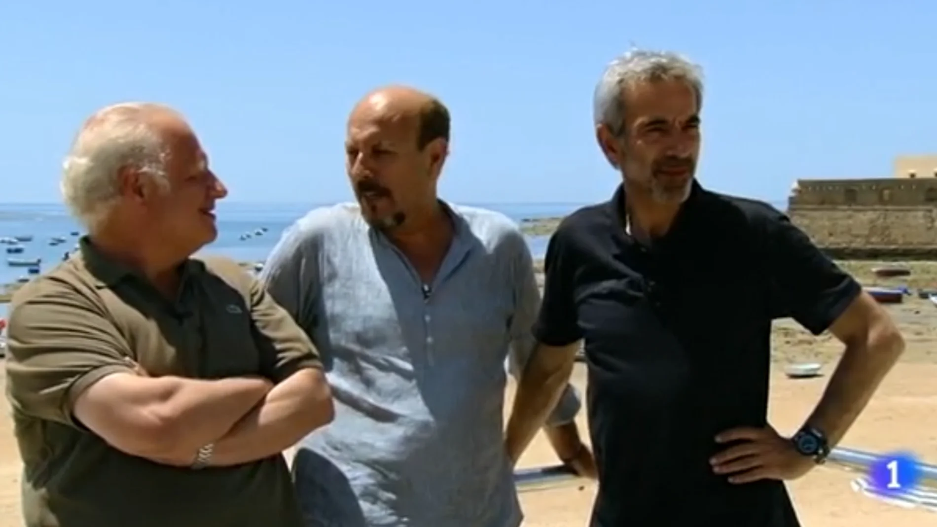 Juan Echanove e Imanol Arias flanquean a Javier Ruibal ante la playa de La Caleta de Cádiz