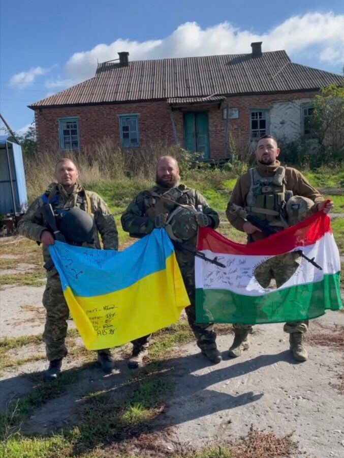 Soldados húngaros posan con su bandera convertida en símbolo anticomunista 