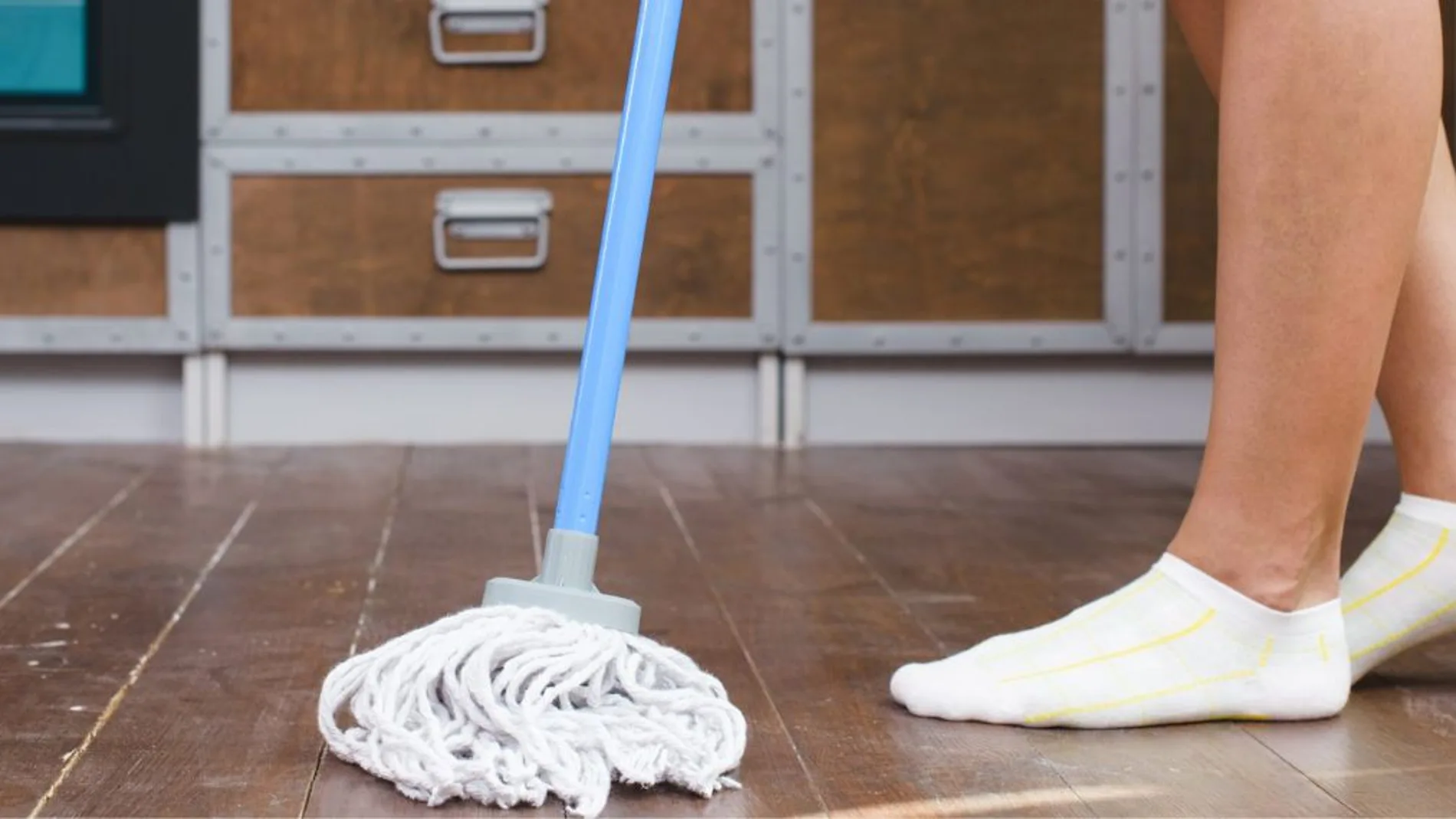 El truco definitivo para eliminar las juntas negras del suelo de casa