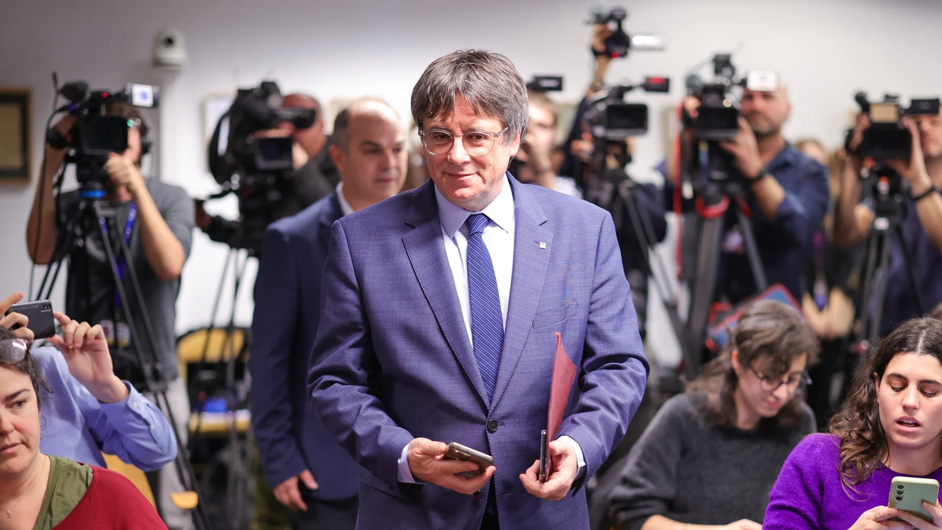 Member of the European Parliament Carles Puigdemont arrives to give a press conference in Brussels, Belgium, 09 November 2023. The Catalan leader spoke about the last negotiations between Spanish Socialist Workers' Party (PSOE) and Junts per Catalunya to try to reach an agreement on the amnesty for Catalan separatists that will allow the investiture of Pedro Sanchez as prime minister. (Bélgica, Bruselas) 