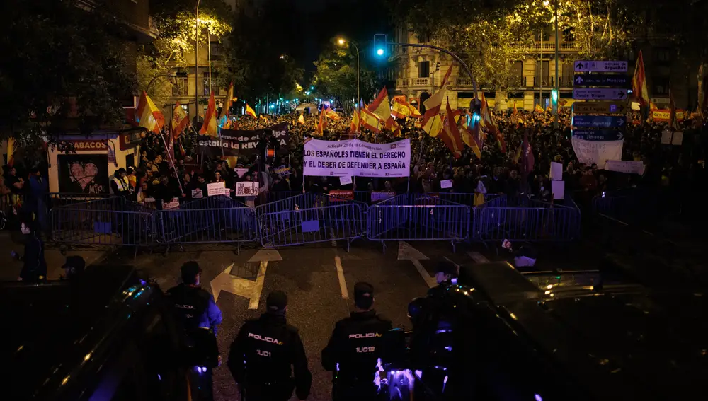 Octava noche de protestas en Ferraz contra la amnistía