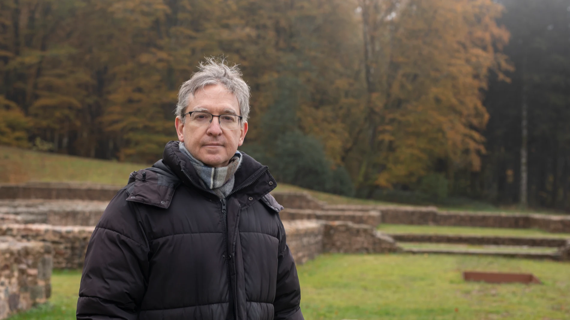 Santiago Posteguillo en el yacimiento arqueológico de Bibracte