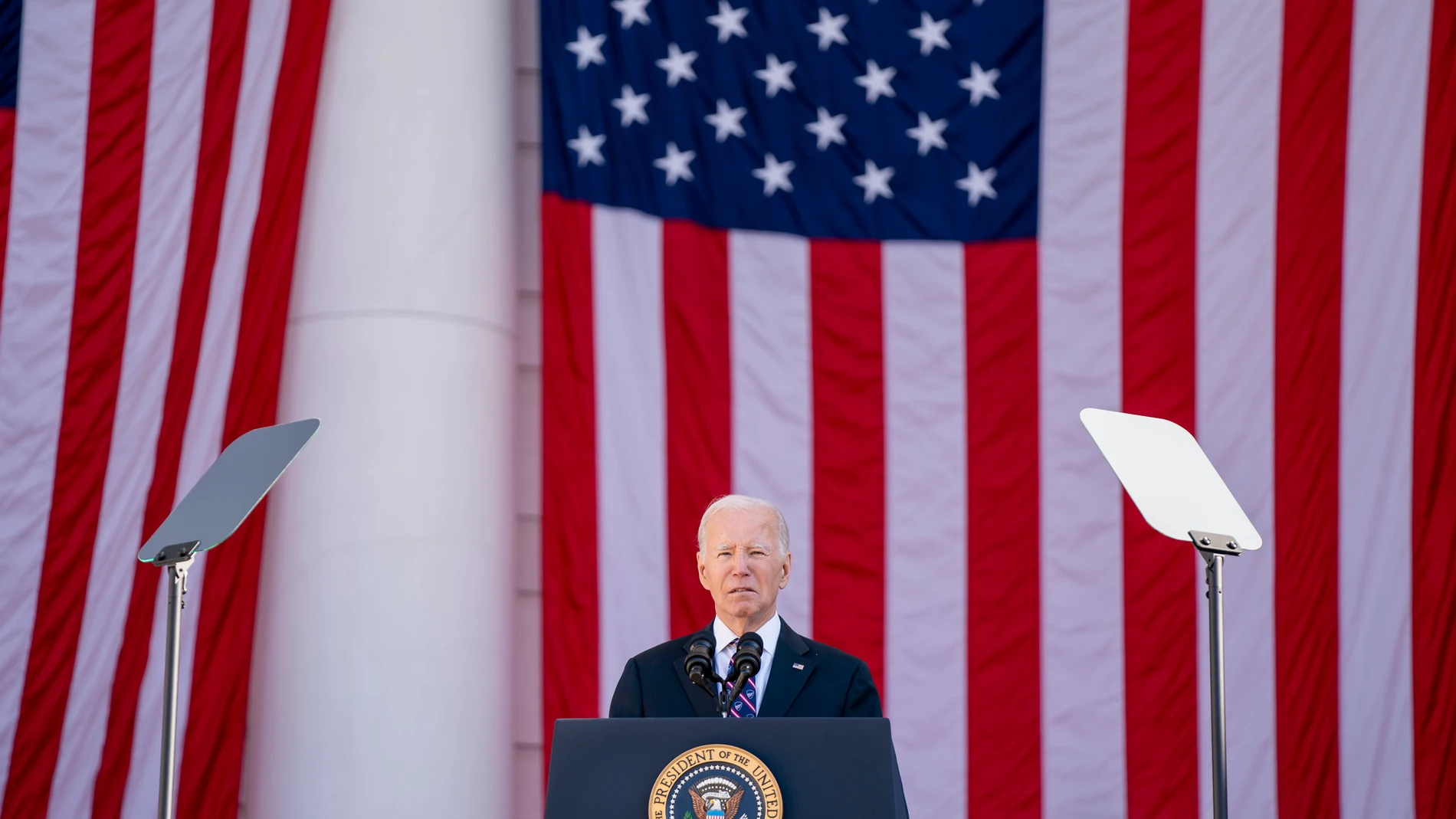 Arlington (United States), 11/11/2023.- US President Joe Biden delivers remarks at the Memorial Amphitheater as part of a National Veterans Day Observance at the Arlington National Cemetery in Arlington, Virginia, USA, 11 November 2023. The Veterans Day National Ceremony is held annually on 11 November at Arlington National Cemetery. EFE/EPA/BONNIE CASH / POOL 