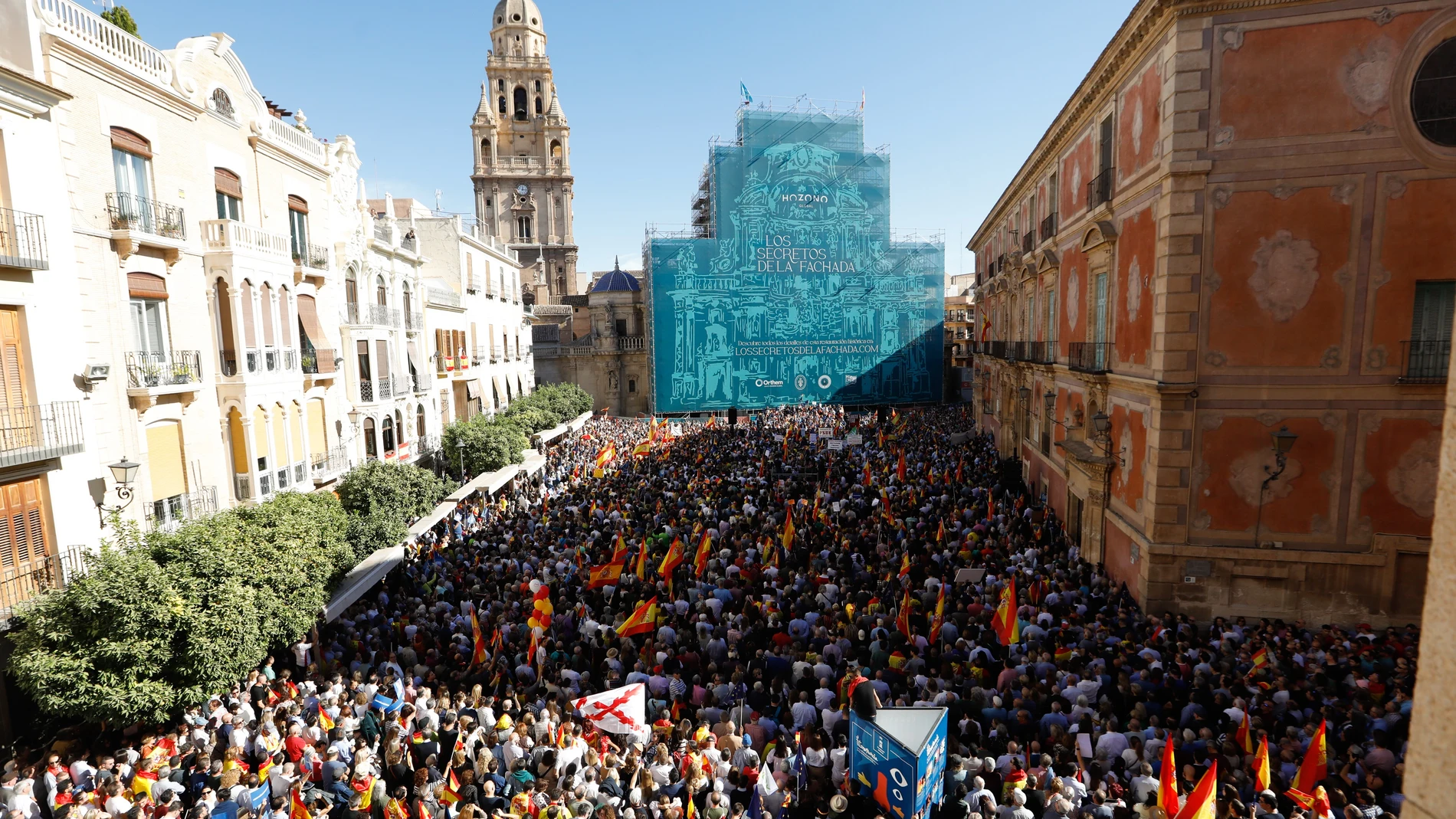 Imagen de la Plaza Belluga de Murcia, en donde se ha celebrado la concentración del PP, convocada en todas las ciudades de España, en contra de la amnistia y los pactos del Pedro Sánchez EDU BOTELLA 12/11/2023