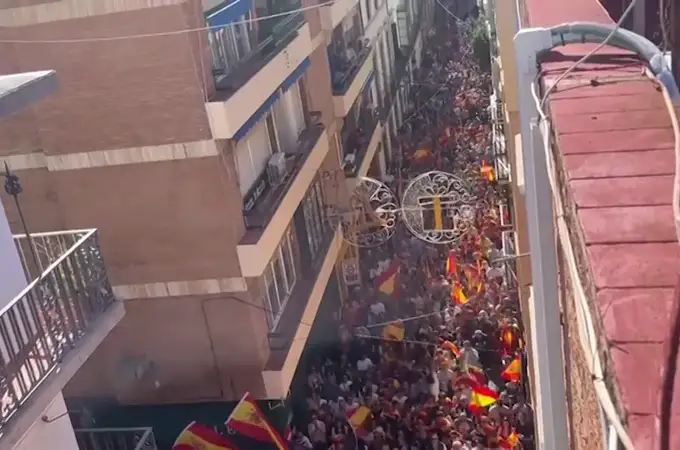 Miles de personas continúan la protesta en la sede del PSOE de Sevilla al grito de 