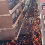 Miles de personas continúan la protesta en la sede del PSOE de Sevilla al grito de "Viva España"