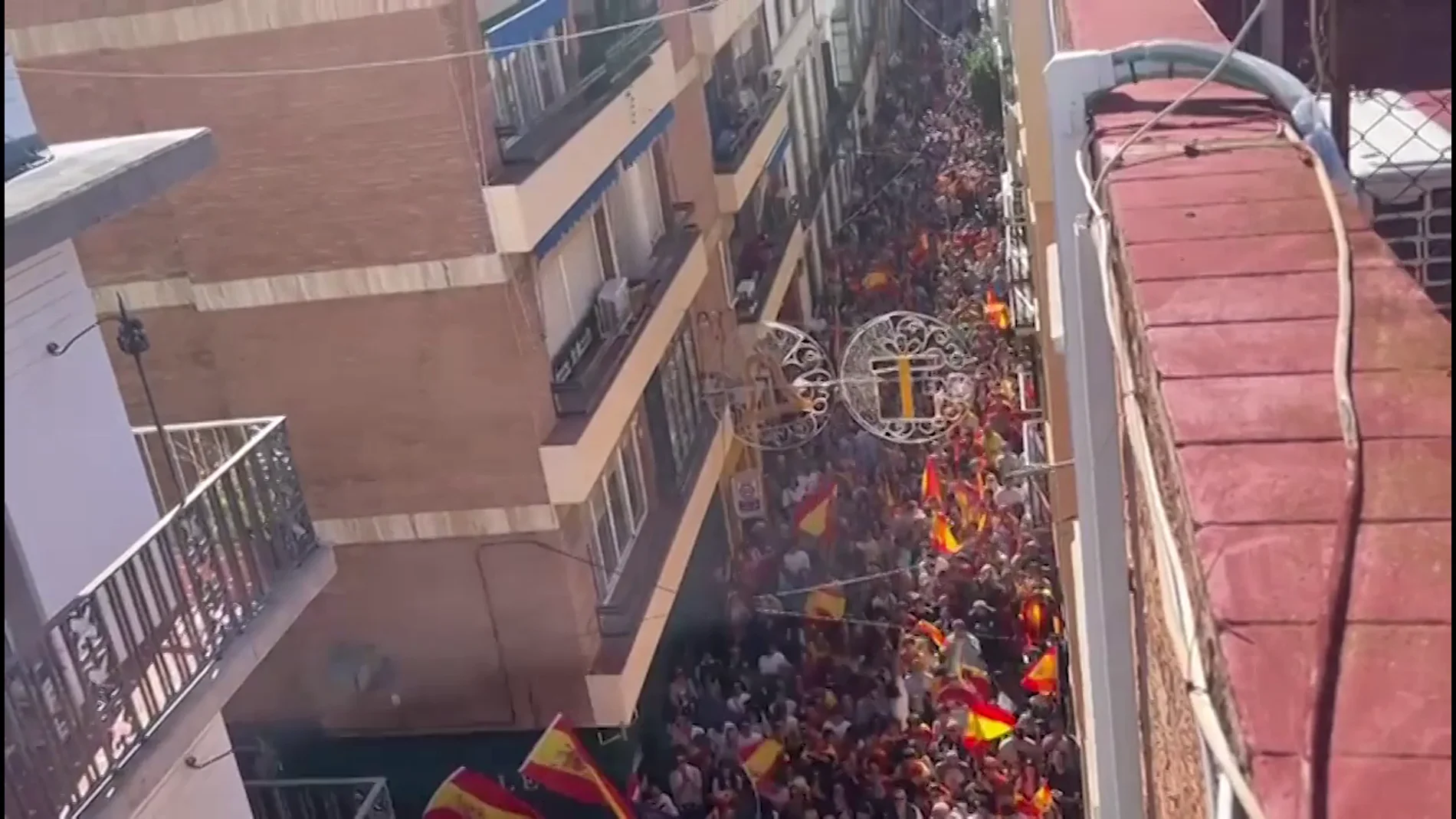 Miles de personas continúan la protesta en la sede del PSOE de Sevilla al grito de "Viva España"